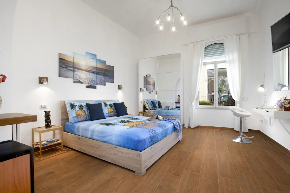 Superior Double room with courtyard view (full double bed)