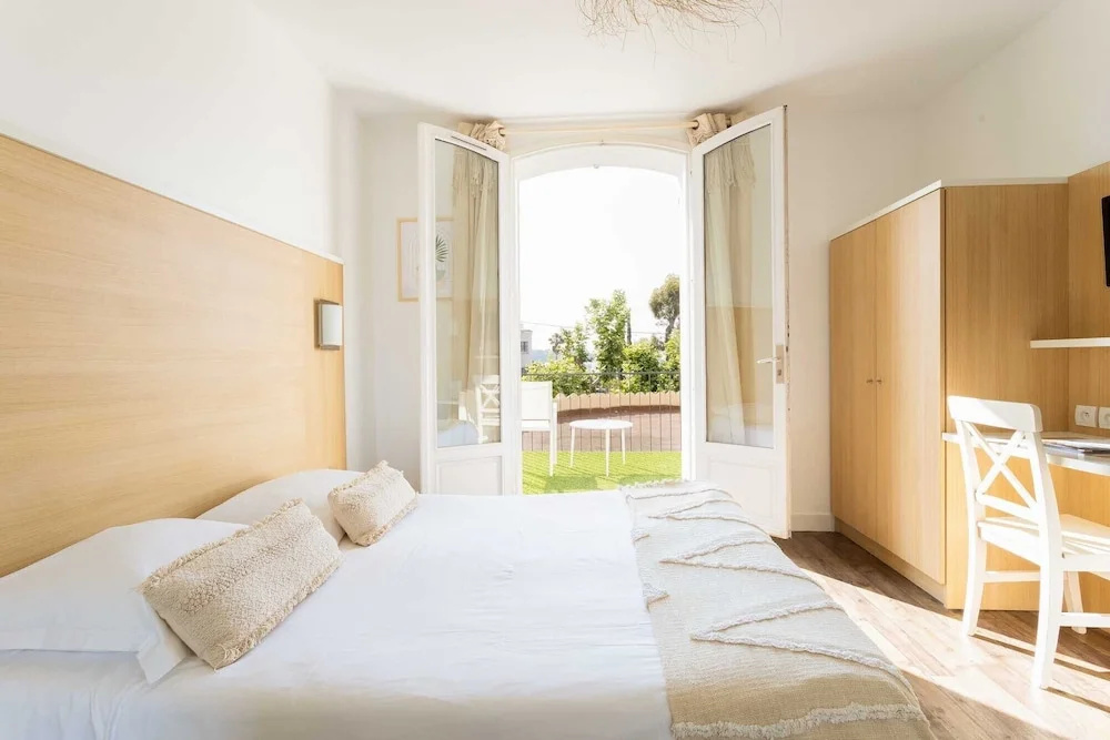 Classic Double room with balcony (full double bed)