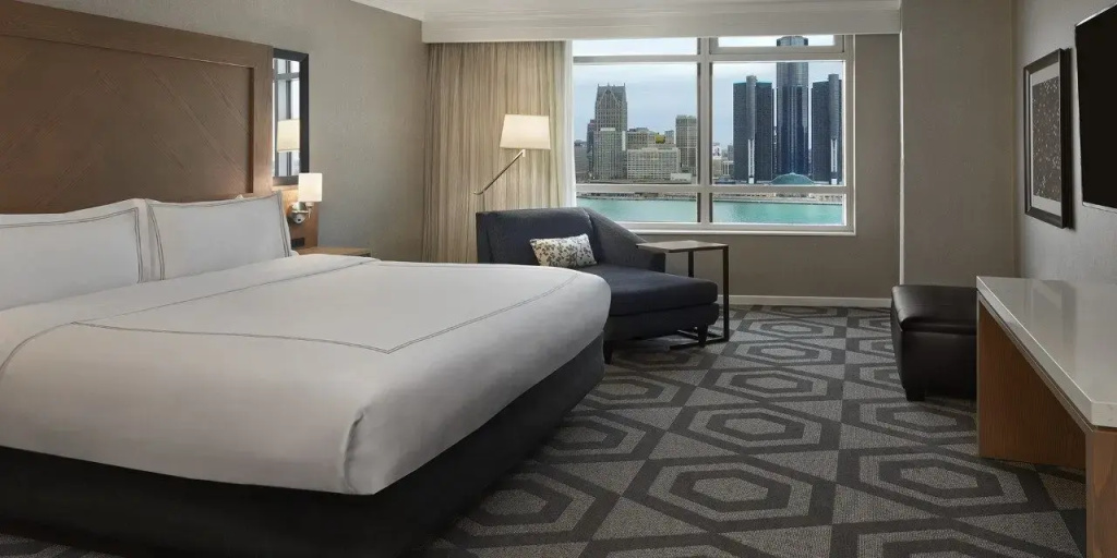 Deluxe Double Suite with river view full double bed
