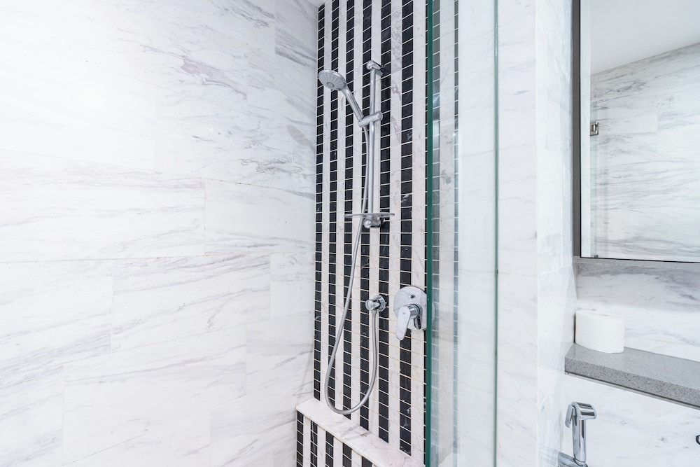 Moonway Luxury Suites At Eaton Residence