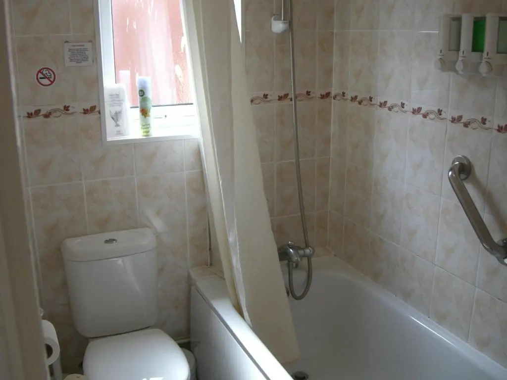 標準三人房，單人床