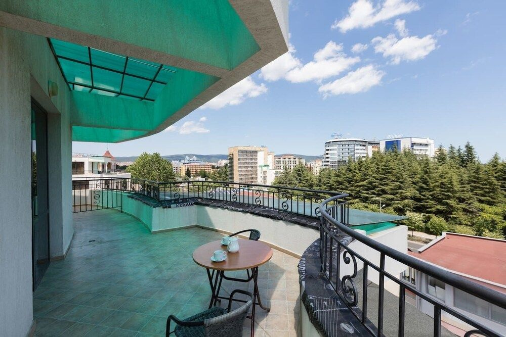 One Bedroom Apartment with Balcony in Avalon Complex