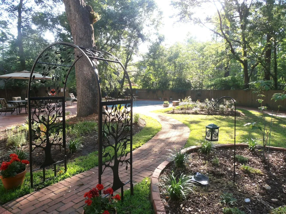 Tudor Oaks Inn