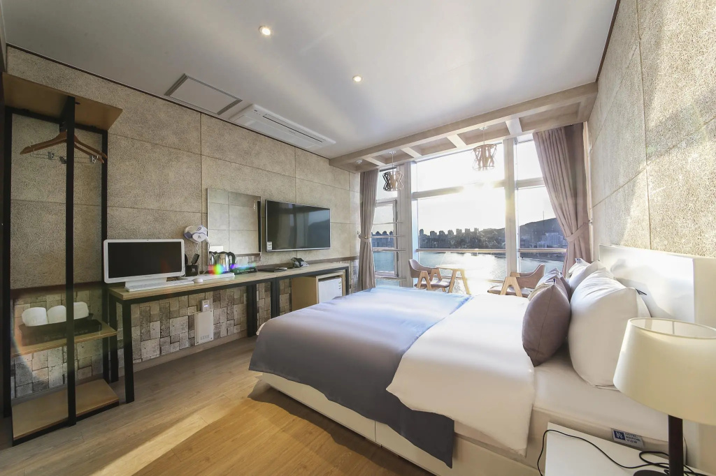 Double Suite (full double bed)