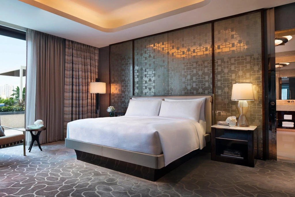 Presidential Suite with pool view