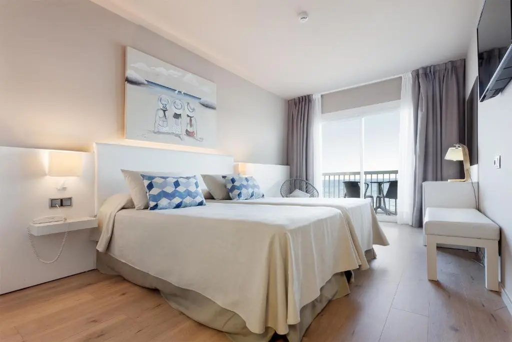 Deluxe Double room with sea view (full double bed)