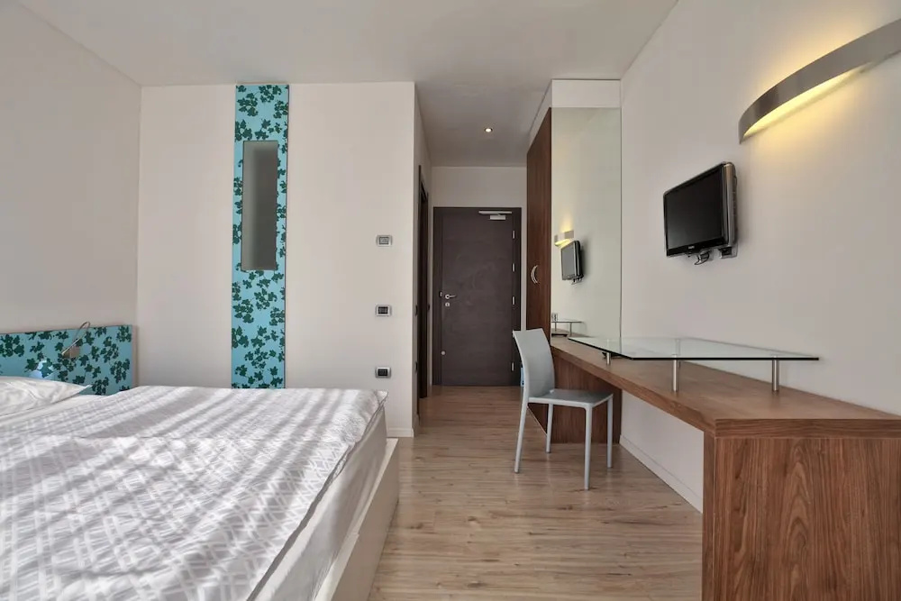 Standard Double room with balcony (full double bed)
