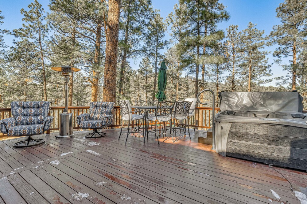 Hot Tub, Spacious Deck: Woodsy Haven in Ruidoso!