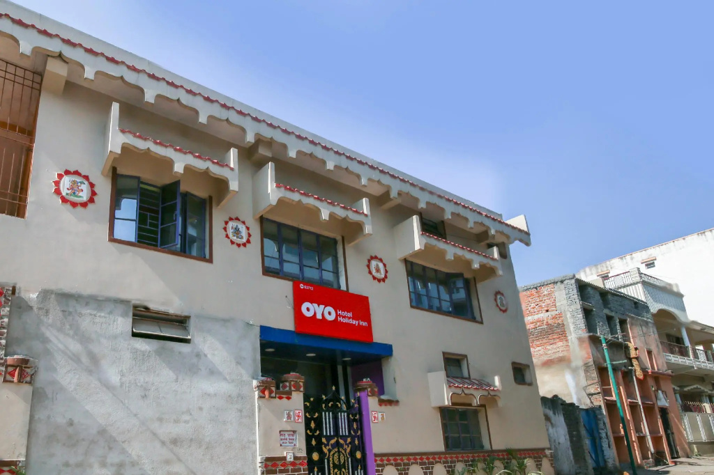 Hotel Holiday Inn by OYO Rooms