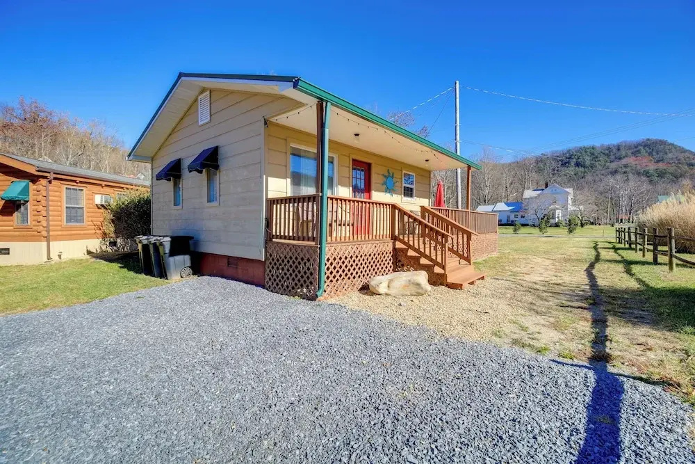 < 1/2 Mi to Damascus Town Park: Cozy Cabin w/ Deck