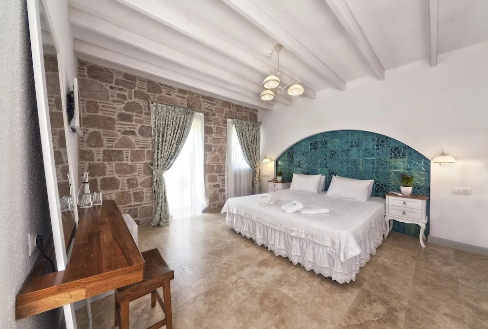Deluxe Double room (full double bed)