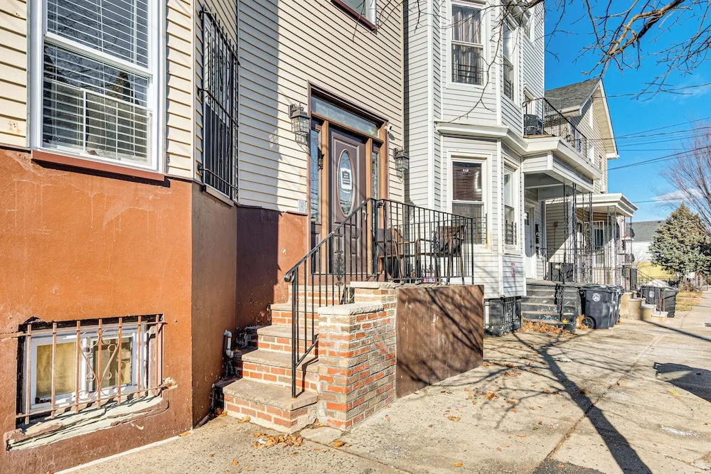 1 Mi to Downtown Newark: Urban Escape!