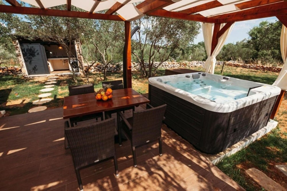 House Stone House With Jacuzzi