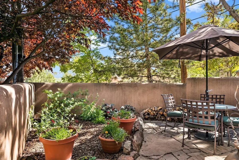 Old Santa Fe Trail - Walk Everywhere, Kiva Fireplace, Amazing Natural Light