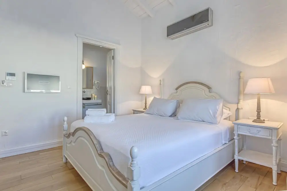 Superior Double room with city view (full double bed)