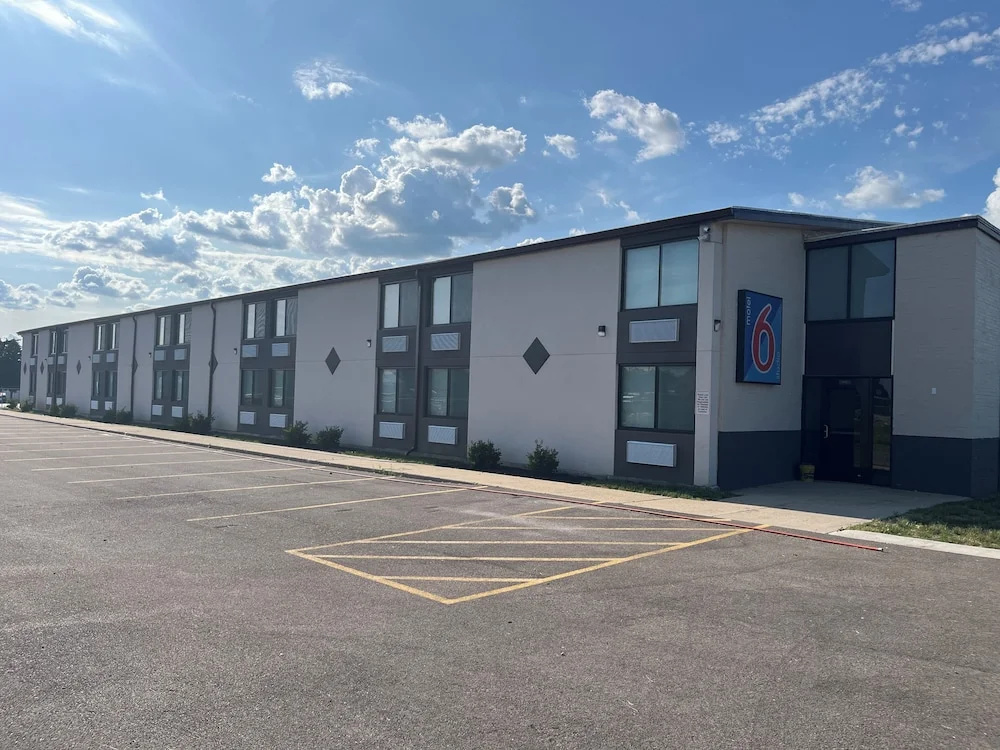 Motel 6 Rockford, IL – RFD Airport