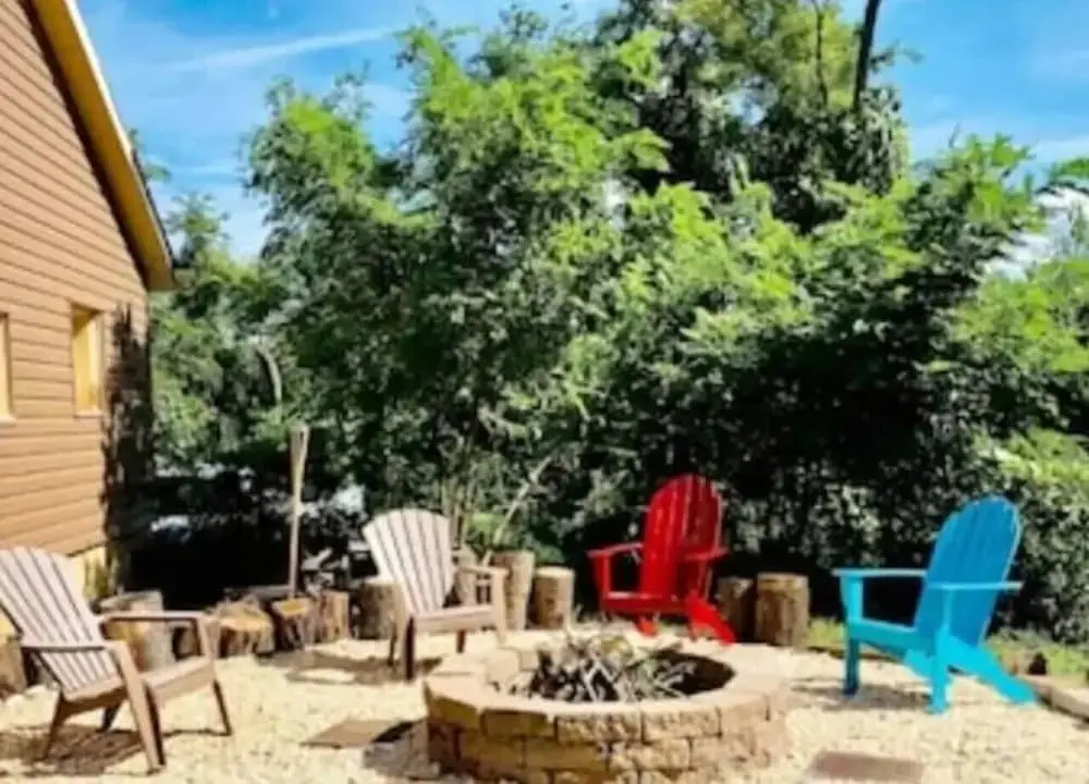 4BR Chalet with Seasonal Pool Hot Tub