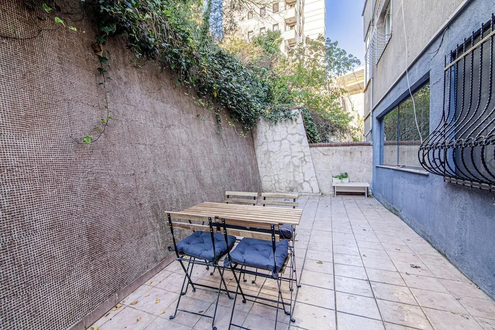 Charming Flat With Backyard Close to Zorlu Center
