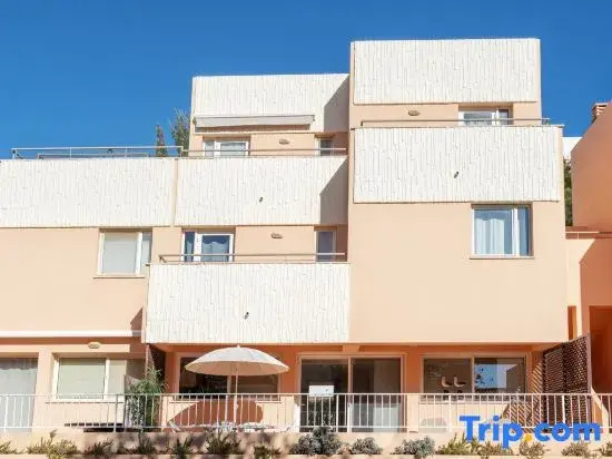 BnB Homes comfortable Duplex Apartment with 2 Bedrooms & 2 Terraces 200 m Away from the Ocean