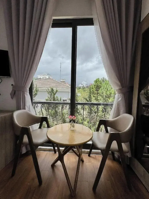 Deluxe Double room with balcony and with garden view (full double bed)