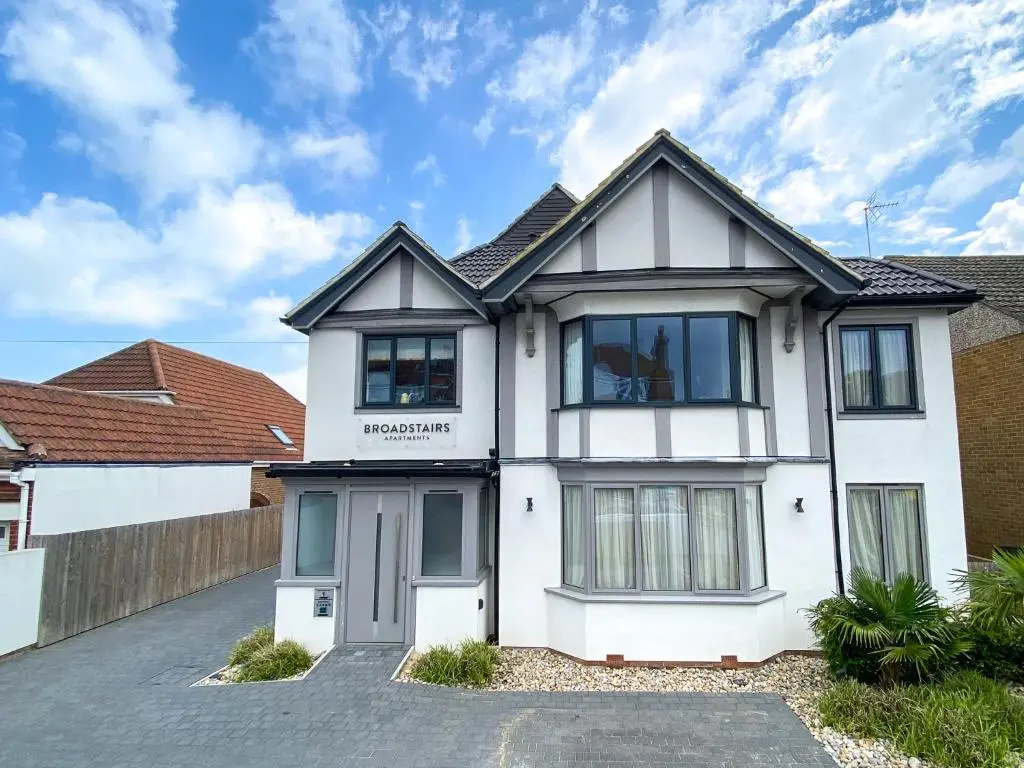 Broadstairs Apartments with luxurious 4-person communal hot tub - sleeps up to 20 people