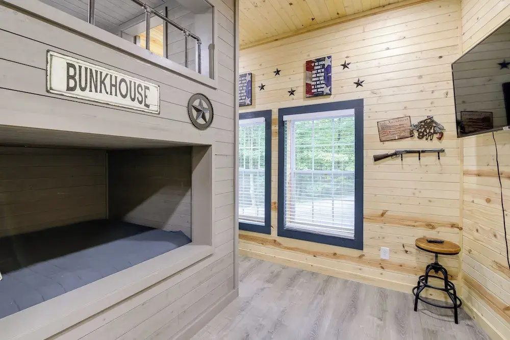 Hot Tub + Game Room: Seiverville Group Getaway