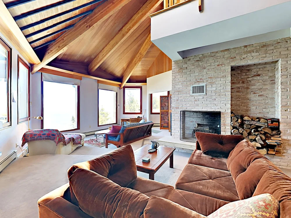 Oceanfront 4br On 10 Acres W/ Decks 4 Bedroom Home 2