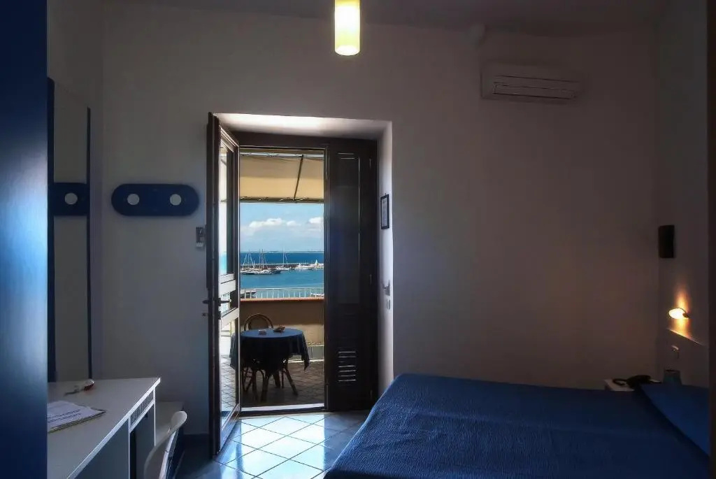 Standard Double room with sea view (full double bed)