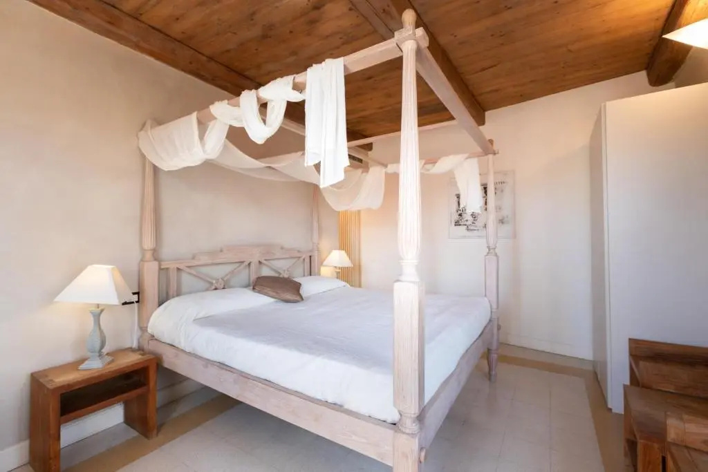Deluxe Double room (full double bed)