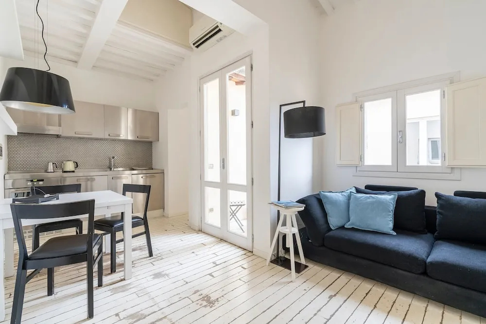 Laura 10 in Firenze With 1 Bedrooms and 1 Bathrooms
