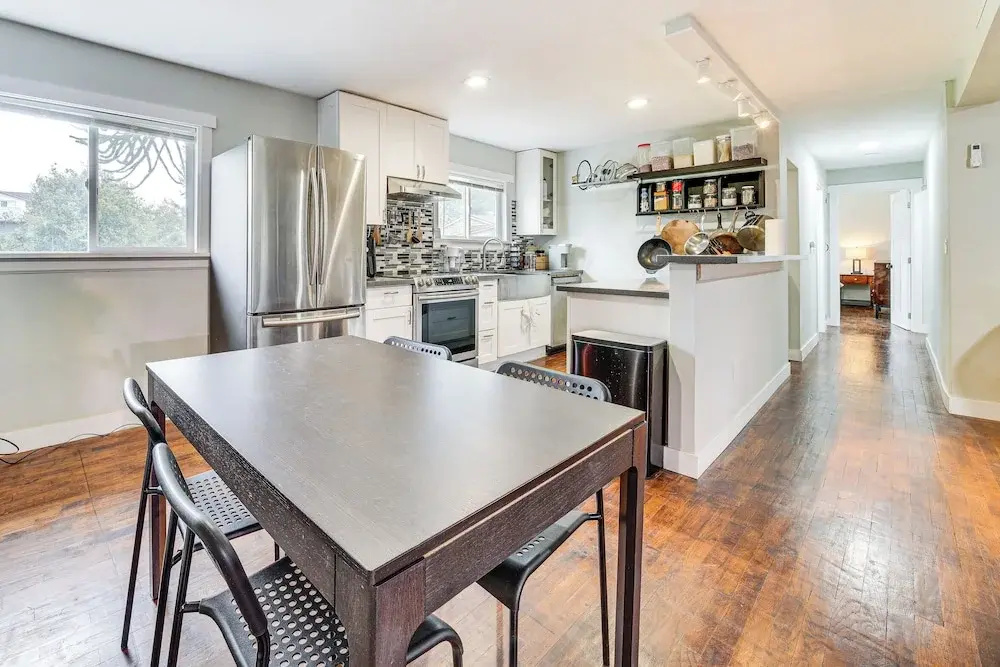 14 Mi to Dtwn Seattle: Sleek Home w/ Large Yard - фото 11