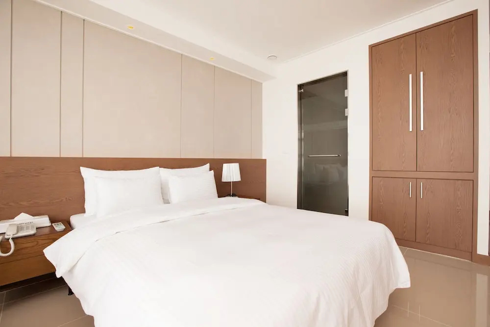 Premier Double room with ocean view (full double bed)