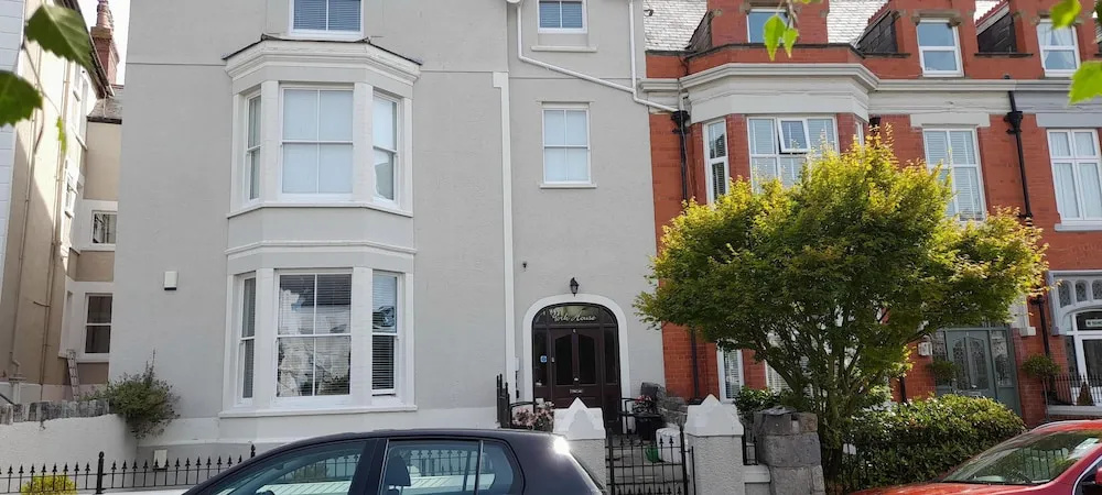 Centrally Located Modern Apartment in Llandudno