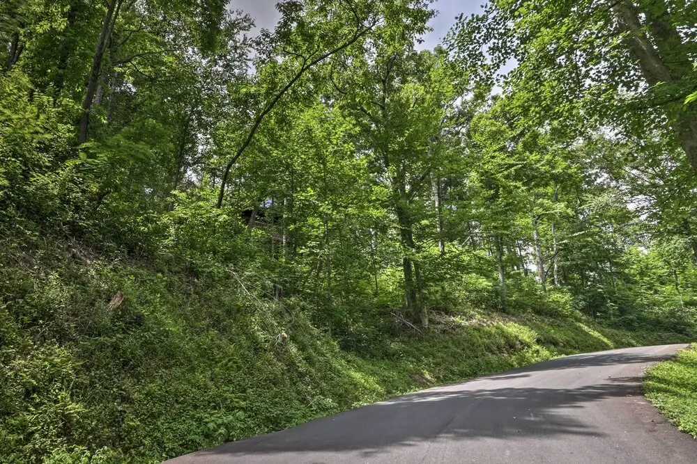 Gatlinburg Mountainside Escape w/ Deck & Hot Tub!