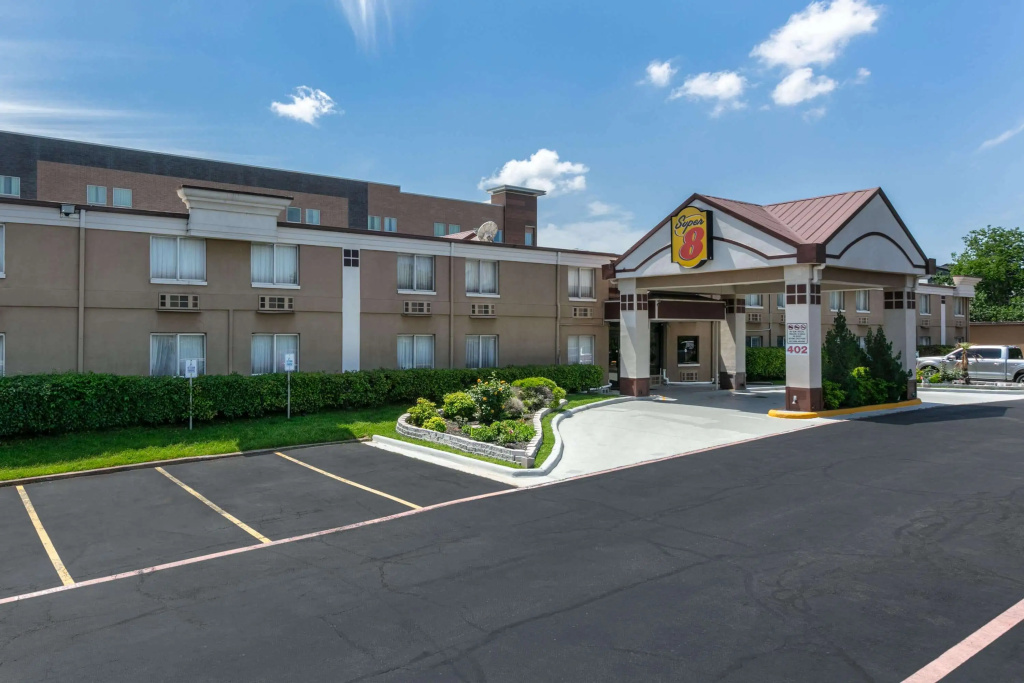 Super 8 by Wyndham Grand Prairie North — фото