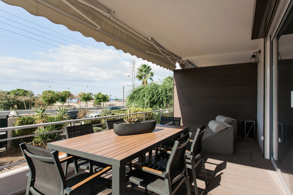 5BD 2 Level Beachfront Luxury Apt. by the Olon