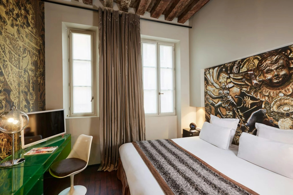 Hôtel du Petit Moulin, Haute Couture hotel by Lacroix 12
