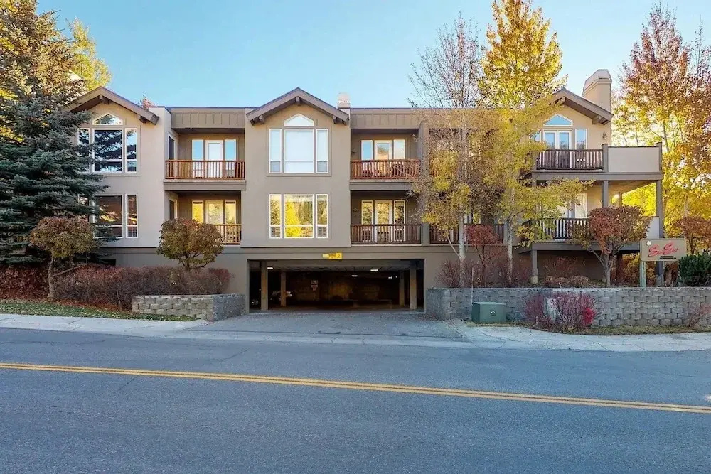 Snow Star Skylight - 3BD 3BA - Hot Tub, Gym, Walk to Ski!