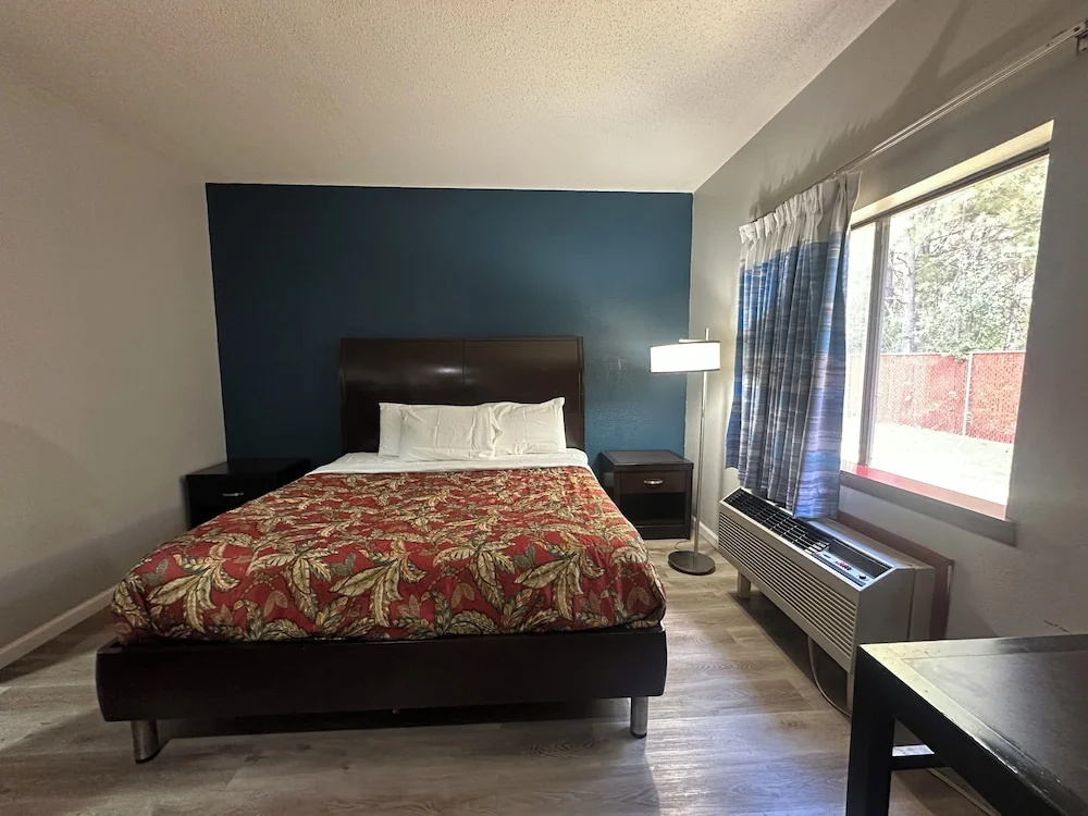 Lamar Inn & Suites — 4