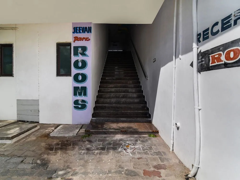 Oyo 30545 Hotel Jeevan Park