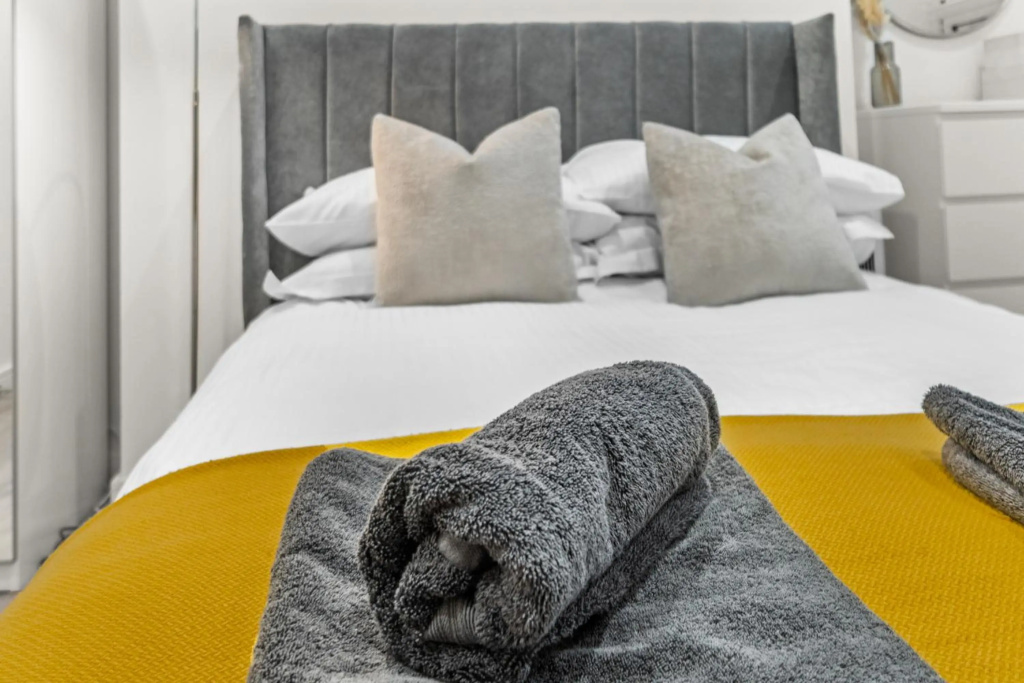 The Grenville - Stunning Spacious Central Plymouth Apartment - Sleeps 4