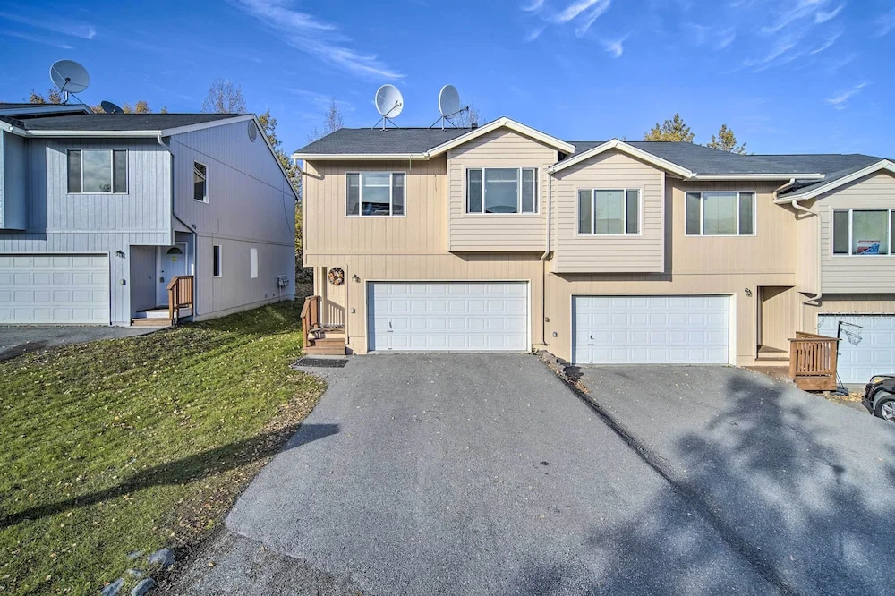 Quaint Anchorage Townhome - 6 Miles to Downtown!