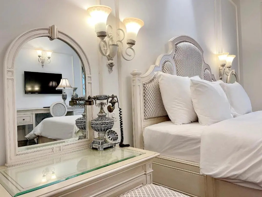Deluxe Double room with city view (full double bed)