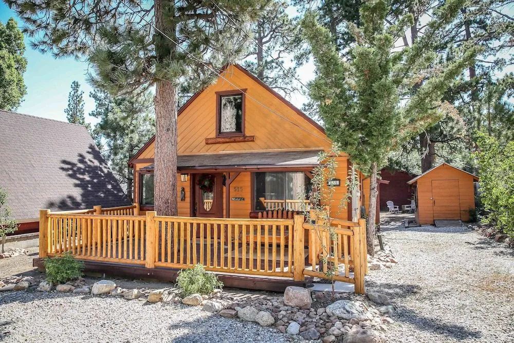 Cinnamon Bear - 2 Br cabin by RedAwning