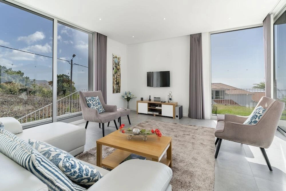 Modern stylish villa, A/C, heated pool, sunny area of Calheta | Calheta Heights