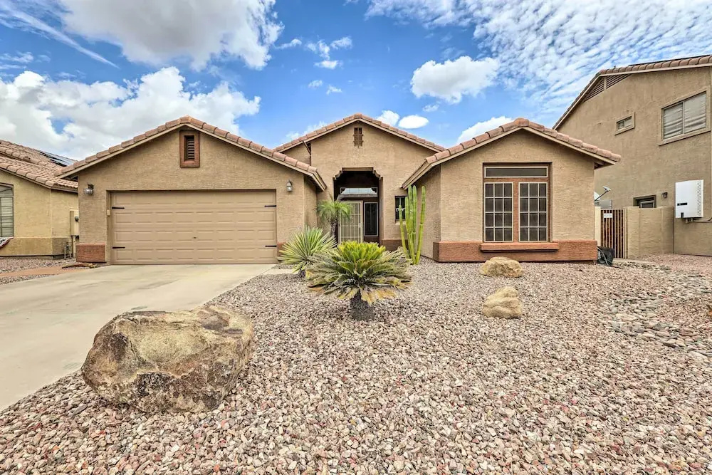 5 Mi to Golf Courses: Bbq-ready Surprise Home