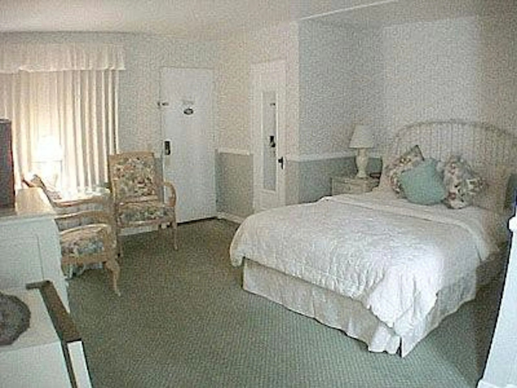 Carmel Green Lantern Inn — 4
