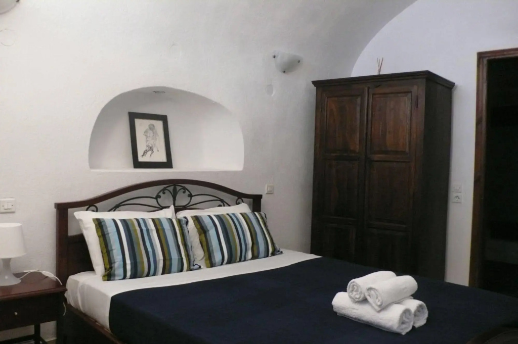 Iridanos Cave House