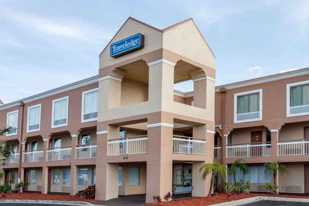 Super 8 by Wyndham Orlando Near Florida Mall