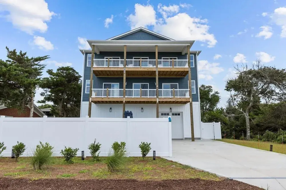 Never Lost 4 Bedroom Home by RedAwning